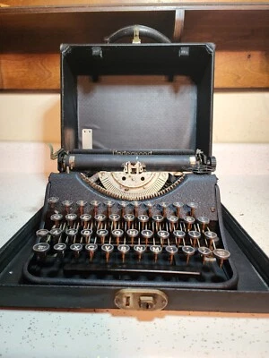 MÁQUINA DE ESCRIBIR PORTÁTIL UNDERWOOD ELLIOTE FISHER COMPANY AÑOS 30 DE COLECCIÓN CON ESTUCHE Foto 1 de 3