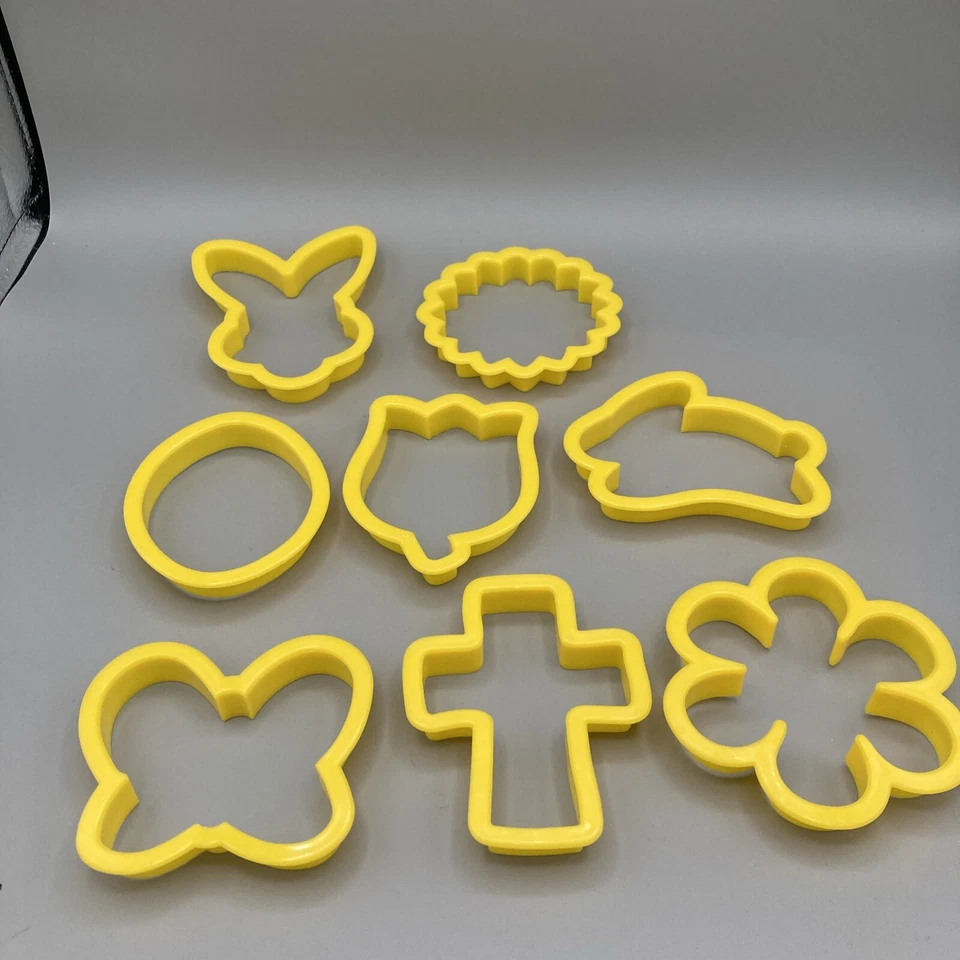 CORTADORES DE GALLETAS WILTON HUEVO DE PASCUA AMARILLO PLÁSTICO, CONEJITOS, CRUZ Lote de 8 Foto 1 de 2