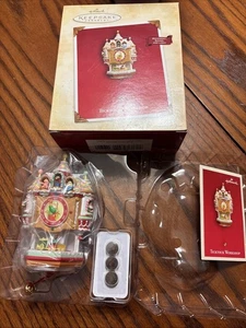 NUOVO Hallmark Keepsake Ornament.."Ticktock Workshop" Movimento, Suono e Luce - Foto 1 di 3