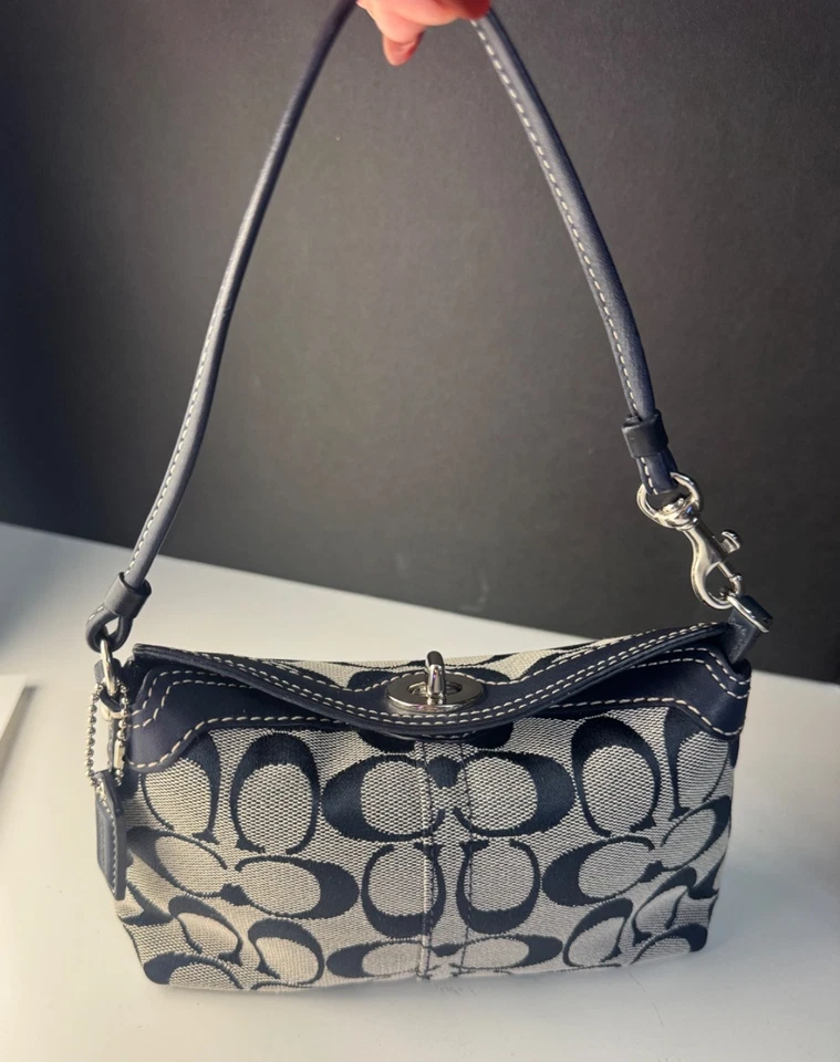 Mini bolso monedero Coach Jacquard Signature C Turn Lock mediano muñeca beige azul marino Foto 1 de 1