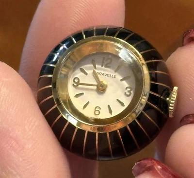 Reloj colgante bola Caravelle vintage con acabado esmalte negro y dorado Foto 1 de 3