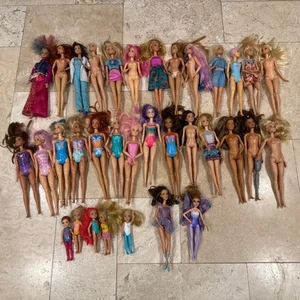 Lote De 34 Muñecas Barbies Todas En Buen Estado Con Accesorios Y Ropa De Baño Barbies - Imagen 1 de 9