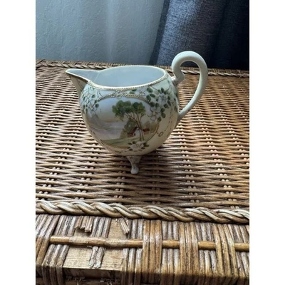 Jarra crema nipón pintada a mano paisaje escénico borde dorado patas Foto 1 de 4