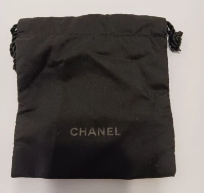 Bolsa de maquillaje Chanel negra con cordón Foto 1 de 4