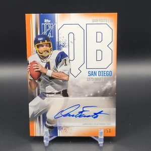 2024 Topps Signature Class Dan Fouts Veteran Class Naranja Automático/50 #VCA-DF HOF - Imagen 1 de 2