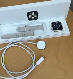 Apple Watch Series 5 GPS Aluminium 40mm - Cream Strap. Damaged screen - Zdjęcie 1 z 5