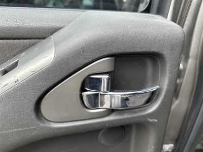 Manija interior de la puerta del conductor trasero izquierdo Nissan Pathfinder 2005-2012 Foto 1 de 4