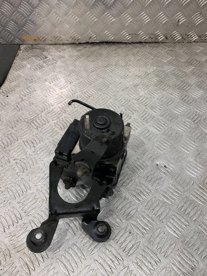 Volkswagen Golf MK5 2006 módulo de control de bomba ABS 1K0614517M #2 Foto 1 de 4