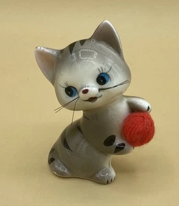 Statuina gattino tabby grigio vintage con baffi palla di filato 3,5" usata in ottime condizioni - Foto 1 di 5