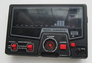 Sistema de Videojuegos Portátil Digital Daredevil Tomy Bike Racing Works 1980 De Colección - Imagen 1 de 3