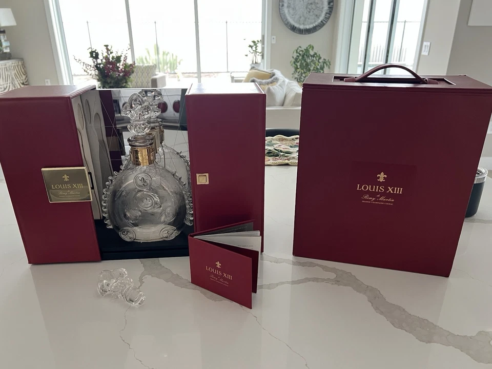 Remy Martin Louis XIII (13) пустая бутылка 750 мл с коробкой, 2 баккара топы, чехол - Изображение 1 из 1