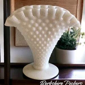 Fenton Milchglas Hobnail Fan Vase ~ gekräuselt gekräuselt oberer Rand - Bild 1 von 8