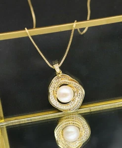 D17 vergoldete Halskette Anhänger gedreht mit Süßwasserperle und Zirkonia - Bild 1 von 4