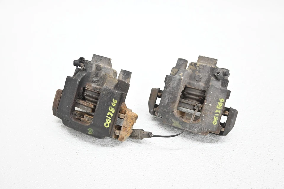 ⭐ 83-87 Bmw E24 6 系列前左右制动卡钳外壳鞋套装 Oem — 第 1/4 张图片