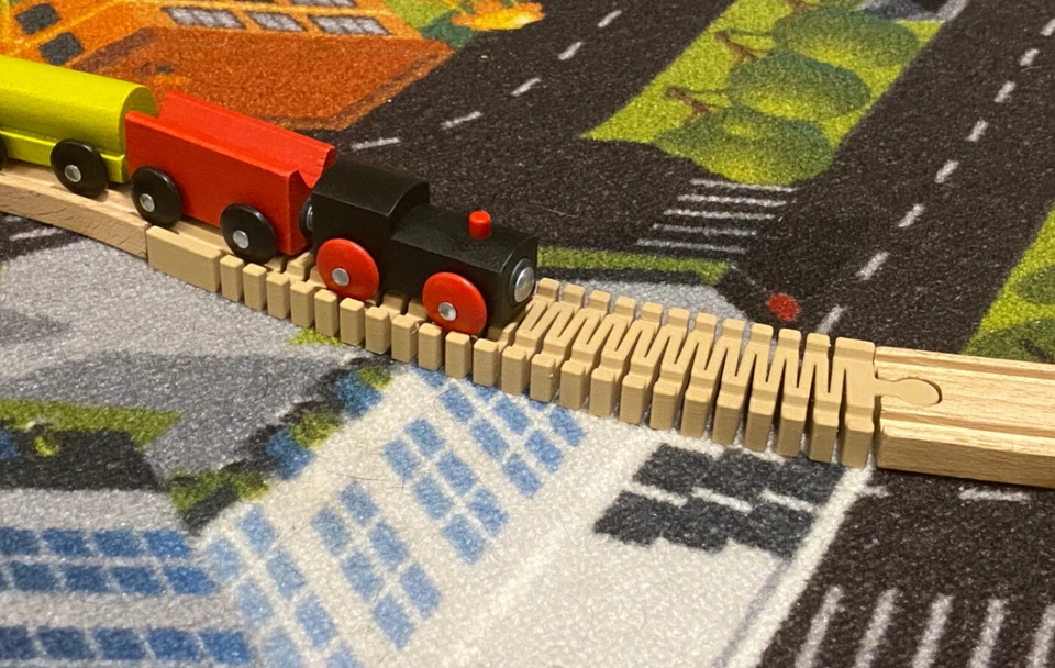 Vía de tren flexible para trenes de madera, Brio, Lillabo, Bigjigs, IKEA y más Foto 1 de 4