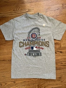 Chicago Cubs 2016 Serie Mundial Campeones Majestuosa Pequeña S Gris Camiseta MLB NUEVO CON ETIQUETAS - Imagen 1 de 4