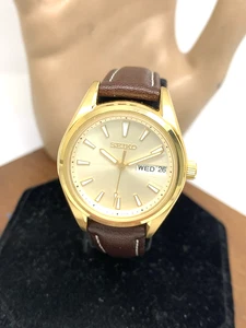 Reloj para mujer Seiko SUR456 cuarzo esfera dorada día fecha correa de cuero marrón 30 mm - Imagen 1 de 14