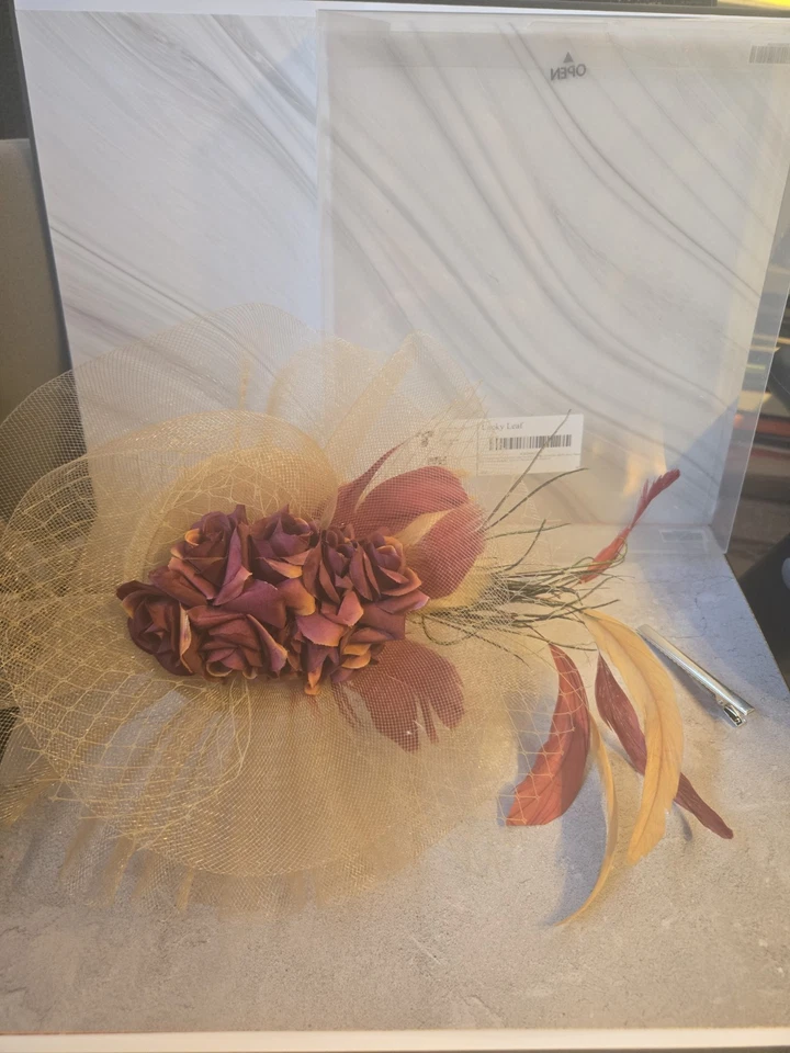 Facinator Vintage Dorado con Diadema Flores Borgoña, Borgoña y Plumas Doradas Nuevo Foto 1 de 4