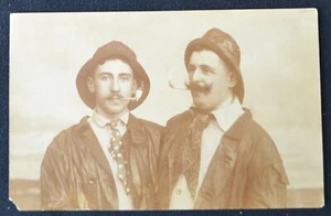 Tarjeta postal de pipas de arcilla para fumar Two Men PC alrededor de la década de 1910 sin usar - Imagen 1 de 1