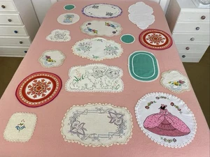 Lot 17 Vintage Hand Painted Linen / Cotton Crochet Doily Runner Craft Repurpose - Foto 1 di 22