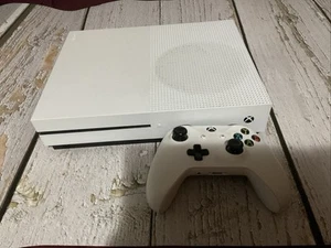 Xbox One S Inkl. Controller und Kabeln - Bild 1 von 1