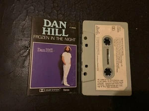 Álbum de cinta de casete Dan Hill Frozen in the Night Difícil de encontrar música pop coleccionable retro - Imagen 1 de 2