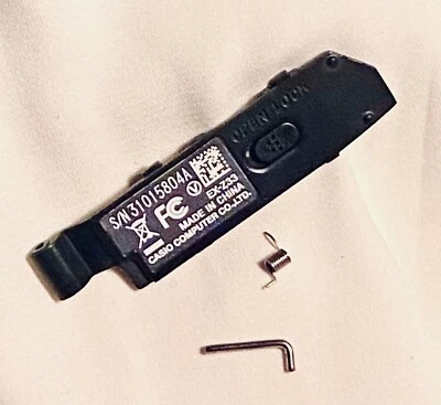 Original Casio EX-Z33 Cámara Digital Batería Puerta/Cubierta (Negro) - Piezas de Reparación Foto 1 de 2