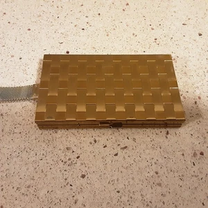 Muñequera compacta vintage de maquillaje/cigarrillo tejido canasta dorada - Imagen 1 de 9