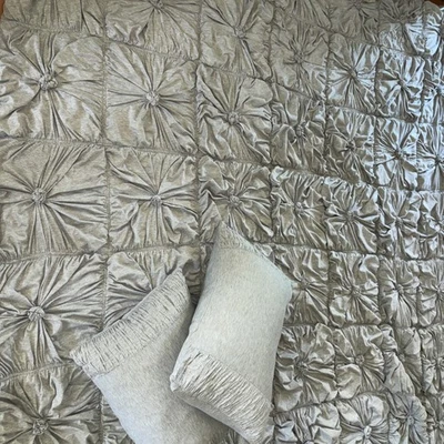 Edredón Anthropologie Lazybones Rosette King con fundas estándar gris 3 piezas  Foto 1 de 4