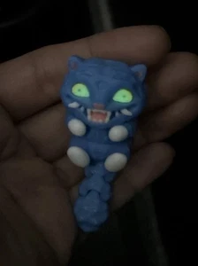 3D-Druck Dämonenjäger Derpy Tiger Katzenaugen leuchten im Dunkeln Fidget Figur 2" Spielzeug - Bild 1 von 12