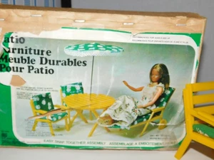 De colección Años 70 Moda Muñeca Patio Muebles Conjunto Sillas Sombrilla Tumbona Barbie Clon - Imagen 1 de 19