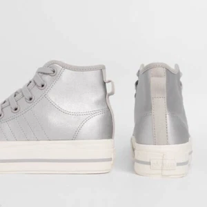 ADIDAS Originales-Nuevo-Mujer Plateado/Blanco Nizza RF Plataforma Mediana GX8369-Talla 9.5 - Imagen 1 de 8
