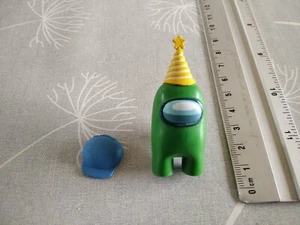 figurine AMONG US - tomy - innersloth TOIKIDO - vert avec chapeau fete + cap - Imagen 1 de 2