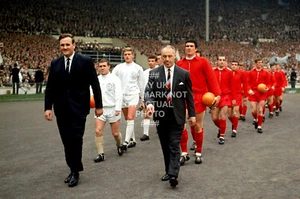 FA CUP WALK OUT 1965 FOTO BILL SHANKLY LIVERPOOL EQUIPO FOTO LEEDS UTD WEMBLEY - Imagen 1 de 1