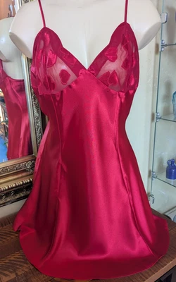 Lencería Babydoll Chemise Frederick's of Hollywood roja satinada con estampado de corazón GRANDE Foto 1 de 4