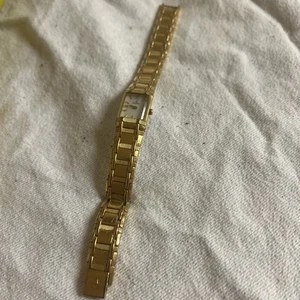 Reloj para mujer Bulova vintage con cara rectangular tono dorado cristal de zafiro dañado” - Imagen 1 de 8