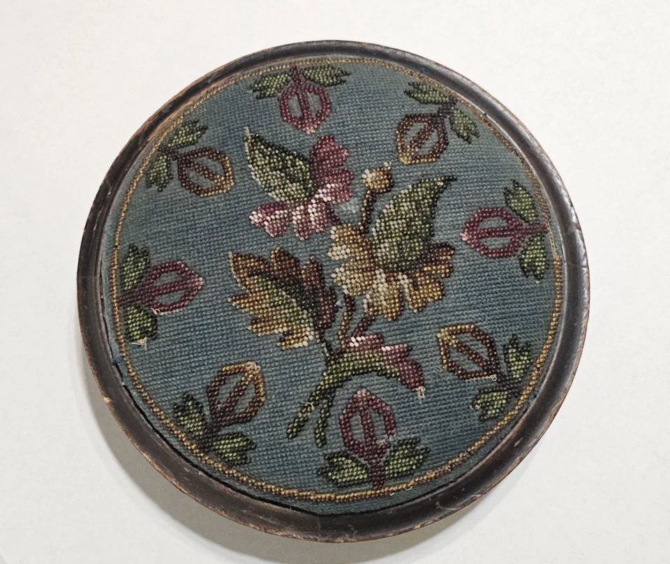 Reposapiés victoriano con cuentas de 1800 tuffet floral azul verdoso base de madera 3 patas redondas Foto 1 de 4