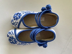 Zapatos de algodón blancos azules Mary Janes niña con patrón floral EE. UU. talla 11 JP talla 195 - Imagen 1 de 6