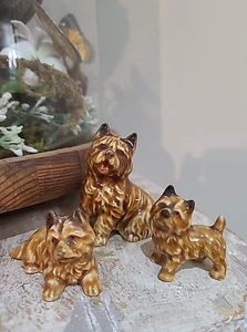 Juego de 3 adornos/estatuillas vintage Wade marrón terrier perros madre y cachorros Inglaterra - Imagen 1 de 16