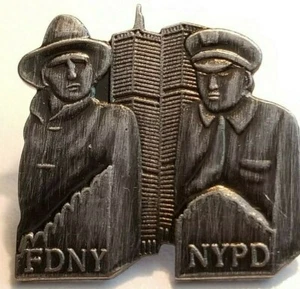 9/11/01 N.Y.F.D. Y N.Y.P.D. OFICIALES CON TORRES GEMELAS ENTRE ELLOS PIN CONMEMORATIVO - Imagen 1 de 1
