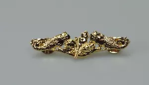 Insignia de Suministro de Submarinos de la Marina de los Estados Unidos Acabado Dorado ~ Tamaño Regulatorio - Imagen 1 de 4