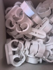 Box mit 50 neuen UNIFIX 22 mm Doppel Kliplok Kunststoff Kupfer Rohrclips Teil. V43624. - Bild 1 von 2