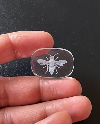 Cristal de roca natural tallado a mano tallado en incrustaciones de abeja para hacer joyas Foto 1 de 4