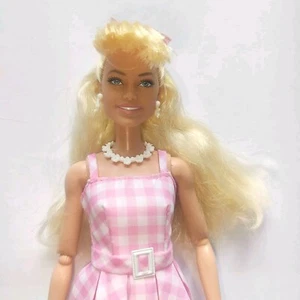 Barbie The Movie Sammlerstück 11,5 Zoll Barbie in rosa Gingham Kleid Puppe. gebraucht - Bild 1 von 3