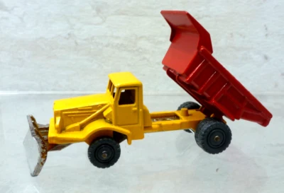 Camión de volteo Husky Aveling-Barford con arado hecho en amarillo/rojo británico Foto 1 de 4