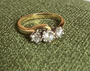 Diamond Trilogy Ring 18ct Gold, good colour - Picture 1 of 8