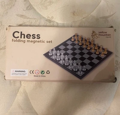 Juego de ajedrez magnético plegable Yellow Mountain Imports Foto 1 de 2