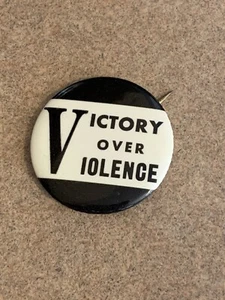 VINTAGE “VICTORY OVER VIOLENCE” PEACE ANTI WAR PIN BUTTON BADGE 1.75” - Picture 1 of 2
