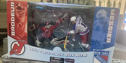 McFARLANE NHL Two-Pack Box NO.5 - Martin Brodeur vs Mark Messier Cover