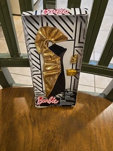 Barbie Completo Looks Abito Monospalla Oro Metallizzato + Tacchi a spillo Nero con spalline - Foto 1 di 8